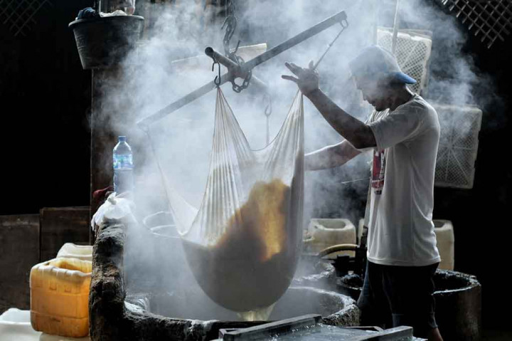 Pekerja menyelesaikan pembuatan tahu di pabrik tahu kawasan Duren Tiga, Jakarta, Selasa, 15 Februari 2022.