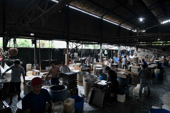 Penyebab lainnya menurut Oke yakni inflasi di Amerika Serikat yang mencapai 7 persen, yang berdampak pada kenaikan harga daripada input produk kedelai. Selain itu, terjadi pengurangan tenaga kerja, kenaikan biaya sewa lahan, serta ketidakpastian cuaca di negara produsen kedelai juga mengakibatkan petani kedelai di Amerika Serikat menaikkan harga.