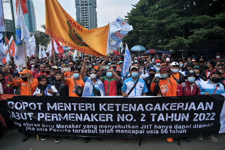 Sejumlah buruh melakukan aksi di depan Kantor Kementerian Ketenagakerjaan Republik Indonesia (Kemnaker RI), Jakarta, Rabu, 16 Februari 2022. 