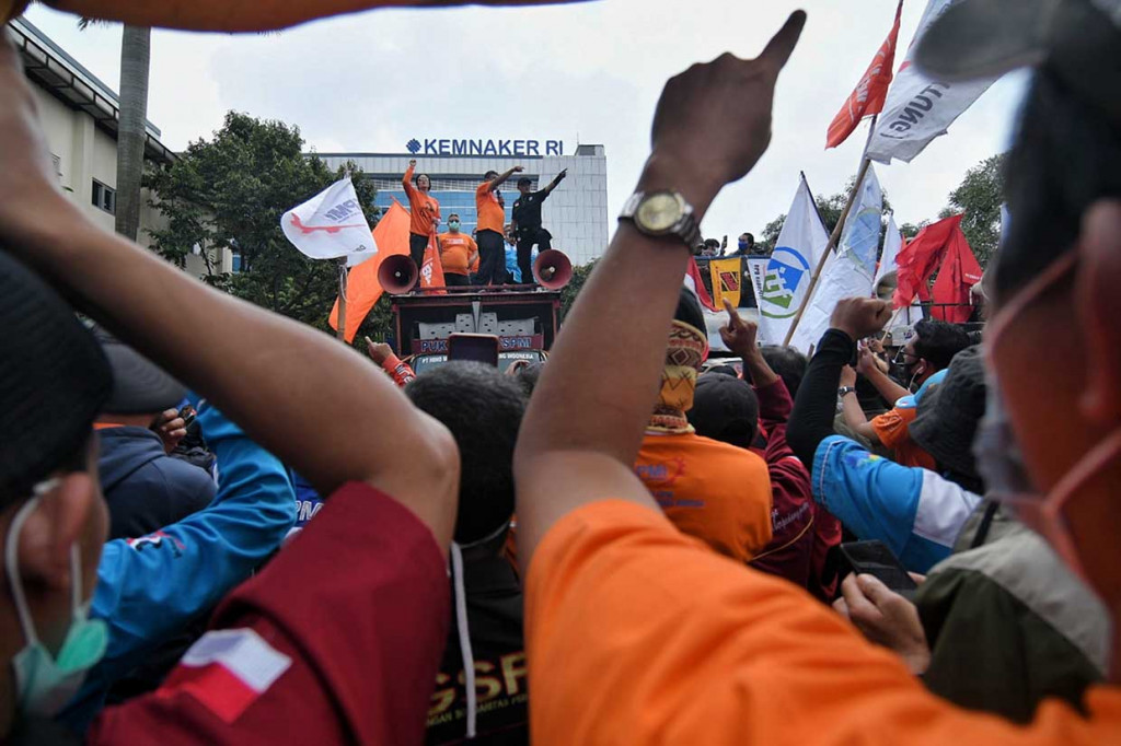 Syarat lainnya untuk pencairan selain 56 tahun yakni jika peserta JHT meninggal dunia atau cacat total tetap. 