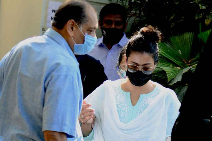 Aktor Bollywood Deb Mukhrjee dan Kajol Devgn (kanan) tiba untuk memberi penghormatan di kediaman mendiang penyanyi-komposer Bollywood Bappi Lahiri di Mumbai pada Rabu, 16 Februari 2022.