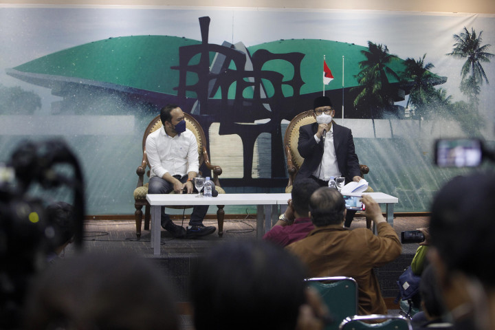Wakil Ketua DPR RI Abdul Muhaimin Iskandar (kanan) menyampaikan keterangan pers di Press Room DPR, Gedung Nusantara, Kompleks Parlemen Senayan, Jakarta, Rabu, 16 Februari 2022.