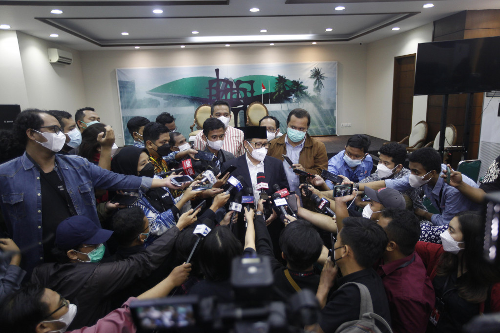 Wakil Ketua DPR RI Abdul Muhaimin Iskandar (tengah) menjawab pertanyaan wartawan seusai menyampaikan keterangan pers di Press Room DPR, Gedung Nusantara, Kompleks Parlemen Senayan, Jakarta, Rabu, 16 Februari 2022.