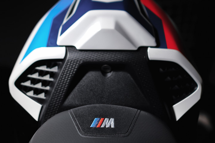 Motor 1000 cc ini dikembangkan dari spesifikasi model yang berkompetisi di ajang World Superbike (WSBK). 