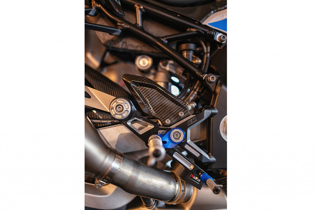 Performa tenaga yang jauh lebih besar serta komponen yang dirancang khusus untuk aplikasi di trek balap menjadikan M 1000 RR sebagai produk tergarang di jajaran BMW Motorrad sekaligus menambah jajaran tipe sport di Indonesia.