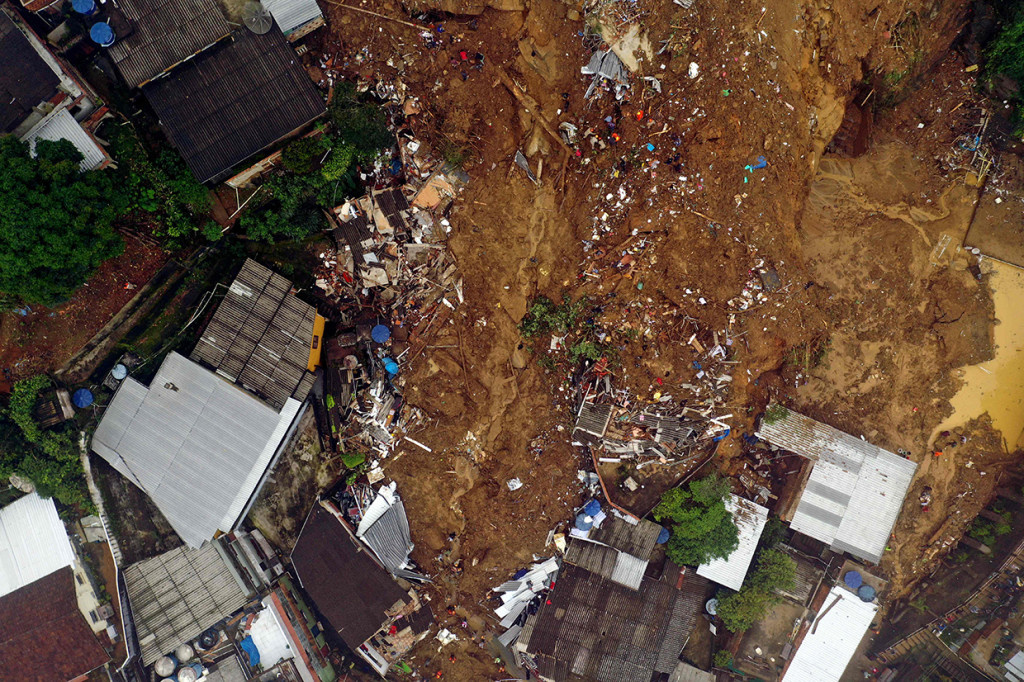 Jumlah korban tewas akibat tanah longsor dan banjir di Petropolis, Brasil, kini mencapai 44 orang.