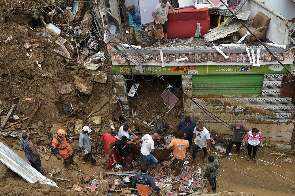 Ada kekhawatiran jumlah korban bisa meningkat saat tim pencari memeriksa daerah yang rusak pada Rabu 16 Februari 2022.