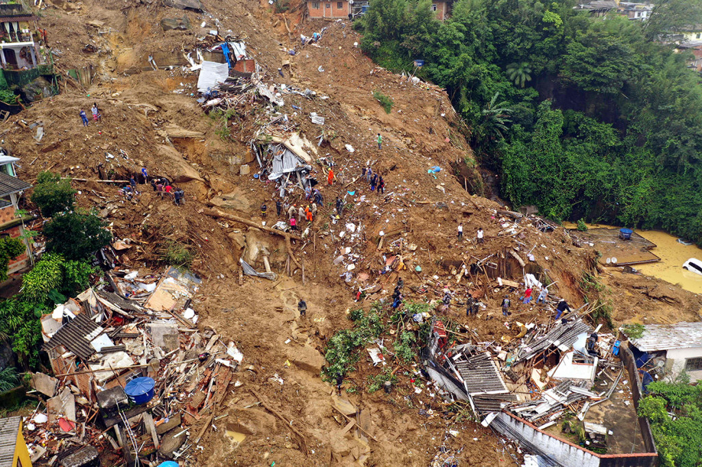 Departemen pemadam kebakaran negara bagian mengatakan, Selasa malam lebih dari 180 tentara telah bekerja di wilayah Petropolis yang dilanda bencana, yang menyaksikan ratusan kematian akibat hujan lebat pada 2011.