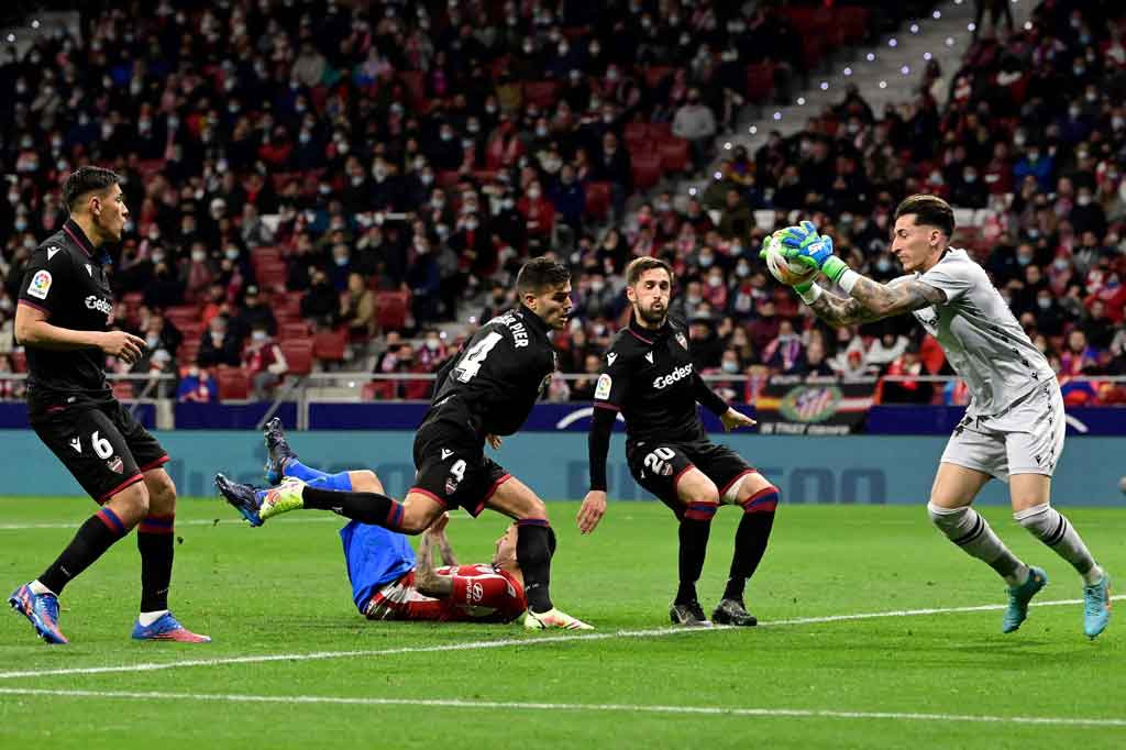 Atletico Madrid berinisiatif melakukan serangan sejak awal laga. Namun solidnya pertahanan Levante membuat Los Rojiblancos gagal mencetak gol. Skor imbang 0-0 bertahan hingga turun minum.