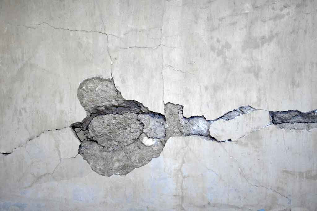 Gempa tersebut menyebabkan tanah longsor di jalan, kerusakan rumah, dan pemadaman listrik yang mempengaruhi sekitar 31.300 orang.  Tiga perempuan meninggal karena serangan jantung, yang oleh para pejabat dihubungkan dengan gempa, tanpa merinci bagaimana mereka terkait.