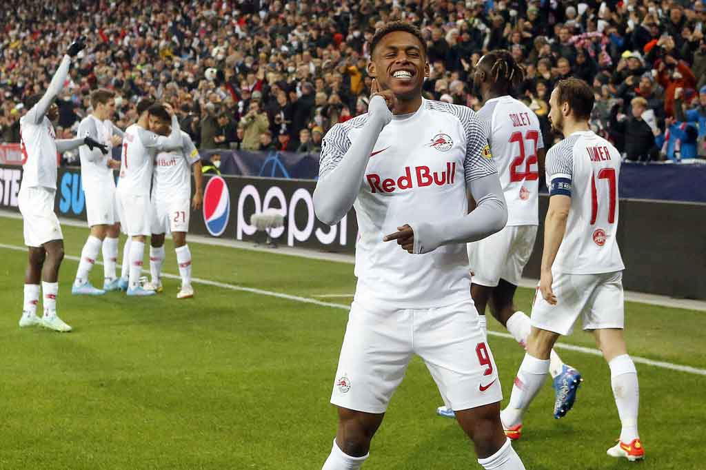 Meski kalah dalam penguasaan bola, Salzburg masih bisa mengancam Bayern dengan mengandalkan serangan balik. Hasilnya pada menit ke-21, tuan rumah berhasil mencetak gol lewat skema serangan balik yang cepat yang diselesaikan Chukwubuike Adamu ke gawang Muenchen yang dikawal Sven Ulreich. Skor menjadi 1-0 untuk tuan rumah.