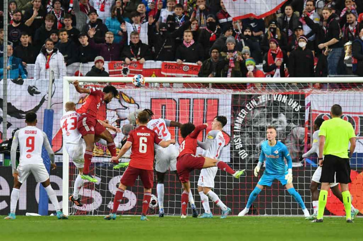 Bayern beberapa kali mencoba untuk menyamakan kedudukan, tetapi skor 1-0 bertahan hingga babak pertama berakhir.