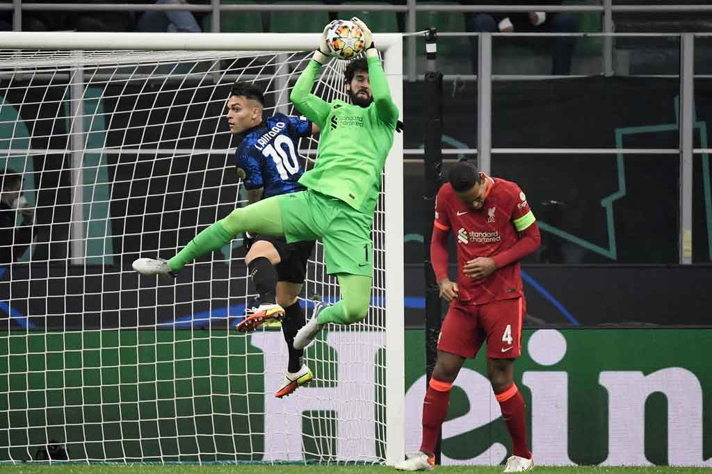 Pemain kedua kesebelasan saling berbalas serangan sejak awal laga. Beberapa peluang tercipta namun belum berbuah gol. Skor 0-0 bertahan hingga jeda.