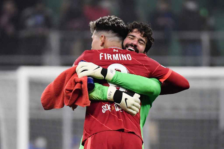 Roberto Firmino dan Alisson Becker meluapkan kegembiraan usai berhasil menundukkan tuan rumah 2-0.