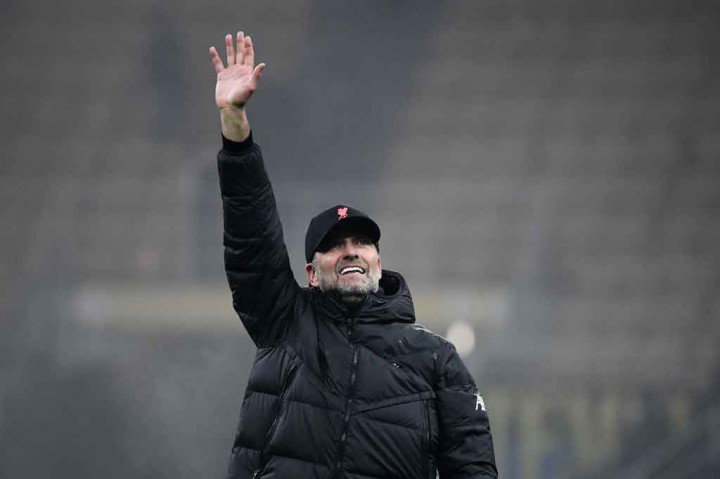 Manajer Liverpool Jurgen Klopp melambaikan tangan kepada para fans usai pertandingan.