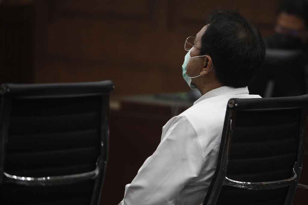 Terdakwa mantan Wakil Ketua DPR Azis Syamsuddin mendengarkan pembacaan putusan di Gedung Pengadilan Tipikor, Jakarta, Kamis, 17 Februari 2022.