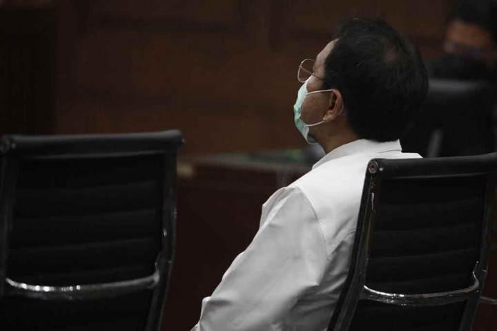 Terdakwa mantan Wakil Ketua DPR Azis Syamsuddin mendengarkan pembacaan putusan di Gedung Pengadilan Tipikor, Jakarta, Kamis, 17 Februari 2022.