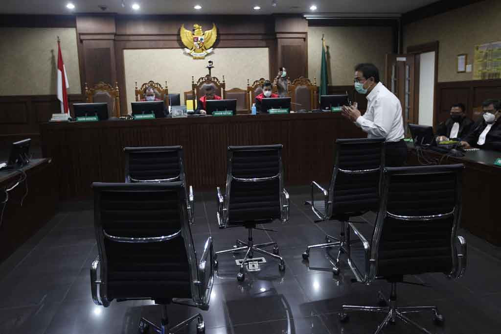 Mantan Wakil Ketua DPR Azis Syamsuddin divonis 3 tahun 6 bulan penjara dan oleh hakim Pengadilan Tipikor Jakarta, Kamis, 17 Februari 2022. Azis juga diwajibkan membayar denda sebesar Rp250 juta subsider 4 bulan kurungan, setelah dinyatakan bersalah menyuap mantan penyidik KPK Stepanus Robin Pattuju dan Maskur Husain sebesar Rp3,6 miliar.