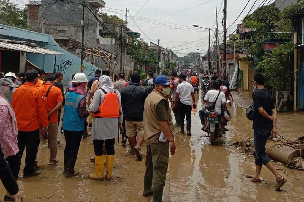 Sejumlah wilayah di Kota Bekasi, Jawa Barat, dilanda banjir, Kamis, 17 Februari 2022. Banjir akibat luapan Kali Bekasi tersebut berdampak terhadap ratusan warga. 