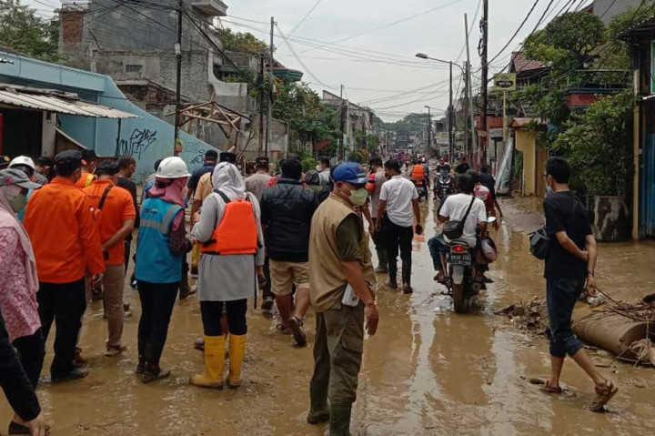Sejumlah wilayah di Kota Bekasi, Jawa Barat, dilanda banjir, Kamis, 17 Februari 2022. Banjir akibat luapan Kali Bekasi tersebut berdampak terhadap ratusan warga. 