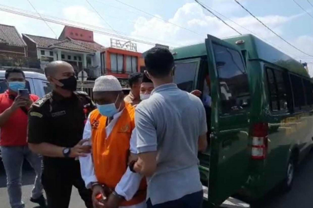Tiga orang terdakwa petinggi Negara Islam Indonesia (NII) warga Kecamatan Pasirwangi, Kabupaten Garut, menjalani sidang perdana di Pengadilan Negeri Garut, Kamis, 17 Februari 2022, dengan agenda pembacaan dakwaan. Majelis Hakim sidang perkara tersebut diketuai oleh Harris Tewa dan dua anggota.