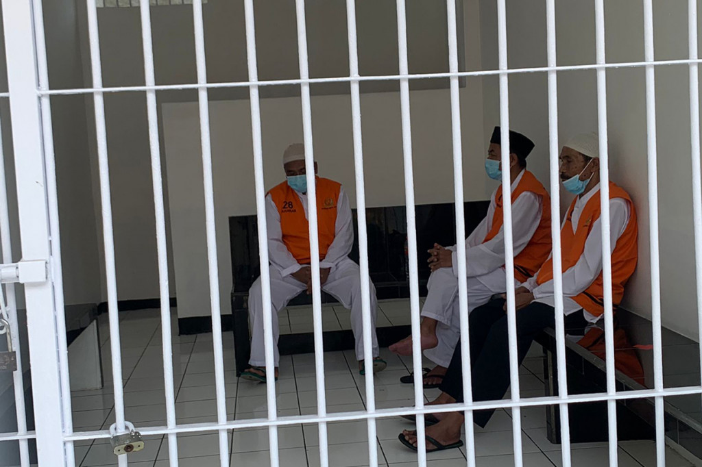 Sidang yang digelar di ruang Kartika tersebut, menghadirkan tiga orang terdakwa bernama, Jajang Koswara, Sodikin dan Ujer, dilakukan dalam sidang tatap muka didampingi seorang penasehat hukum. 