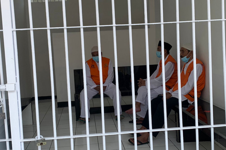 Sidang yang digelar di ruang Kartika tersebut, menghadirkan tiga orang terdakwa bernama, Jajang Koswara, Sodikin dan Ujer, dilakukan dalam sidang tatap muka didampingi seorang penasehat hukum. 