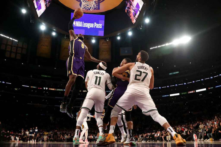 LeBron James membukukan 33 poin, delapan rebound, dan enam assist untuk memimpin Lakers, sekaligus memperpanjang tren buruk lawannya itu dalam laga-laga tandang jadi enam gim nirmenang.