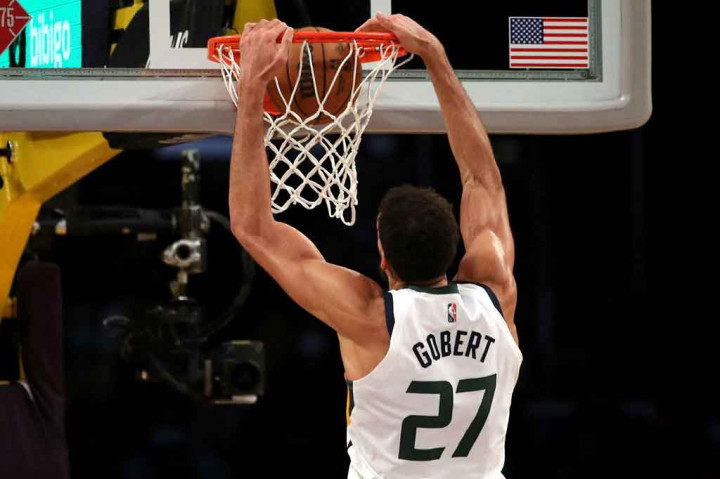 Rudy Gobert yang melakoni pertandingan keduanya bersama Jazz sejak kembali dari cedera hanya berkontribusi 11 rebound, sementara pasokan angkanya cuma lima poin, demikian catatan situs resmi NBA.
