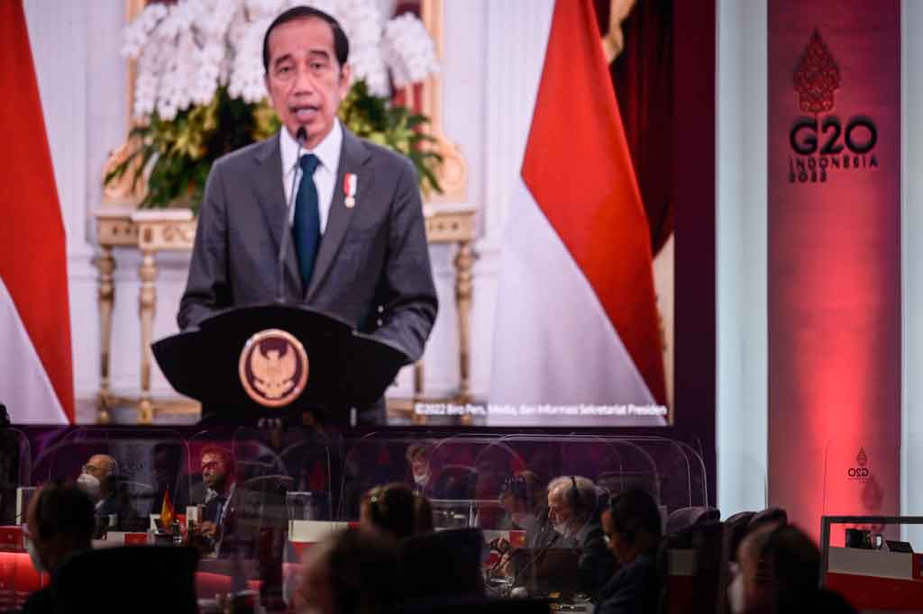 Layar menampilkan Presiden Joko Widodo memberikan pidato saat pertemuan tingkat Menteri Keuangan dan Gubernur Bank Sentral atau Finance Ministers and Central Bank Governors Meeting (FMCBG) di Jakarta Convention Center, Jakarta, Kamis, 17 Februari 2022. 