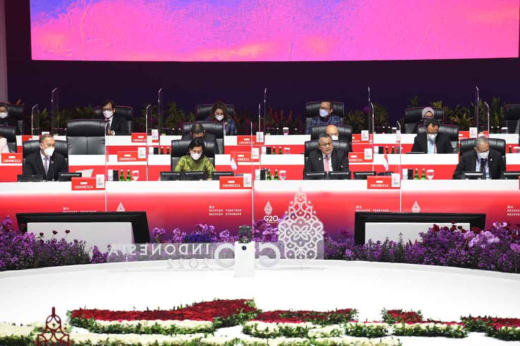 Presiden menyampaikan Indonesia sangat antusias menjalankan peran presidensi G20 untuk berkontribusi kepada dunia. Indonesia, kata Presiden, akan mendorong sinergi dan kolaborasi, termasuk sinergi dan kolaborasi antara Menteri Keuangan dan Gubernur Bank Sentral G20 dalam merumuskan kebijakan fiskal dan moneter yang tepat untuk mengatasi permasalahan dunia.
