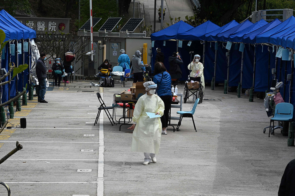 Sistem perawatan kesehatan Hong Kong telah kewalahan oleh lonjakan besar kasus Covid-19.