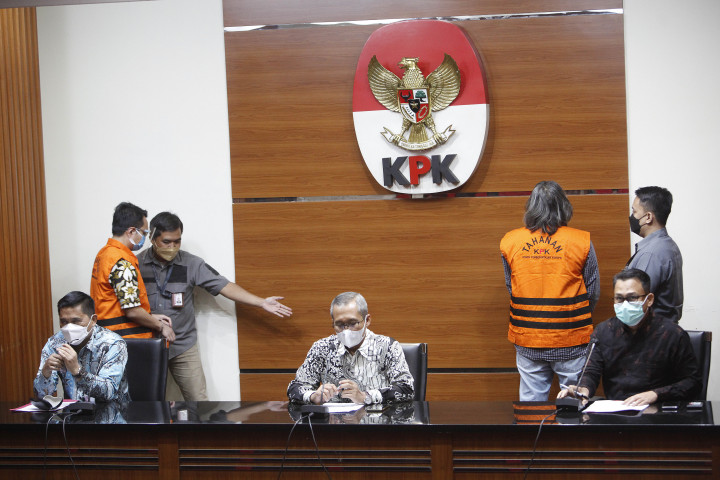 Dua tersangka Ryan Ahmad Ronas (kanan) dan Aulia Imran Maghribi dihadirkan dalam konperensi pers setelah ditetapkan tersangka oleh penyidik Komisi Pemberantasan Korupsi (KPK) di Gedung KPK Merah Putih, Rasuna Said, Jakarta, Kamis, 17 Februari 2022, malam.