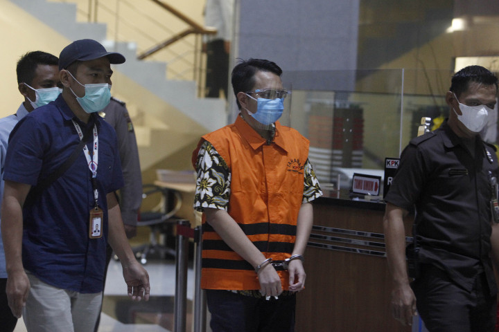 Tersangka Aulia Imran Maghribi dikawal petugas setelah ditetapkan tersangka oleh penyidik Komisi Pemberantasan Korupsi (KPK) di Gedung KPK Merah Putih, Rasuna Said, Jakarta, Kamis, 17 Februari 2022.