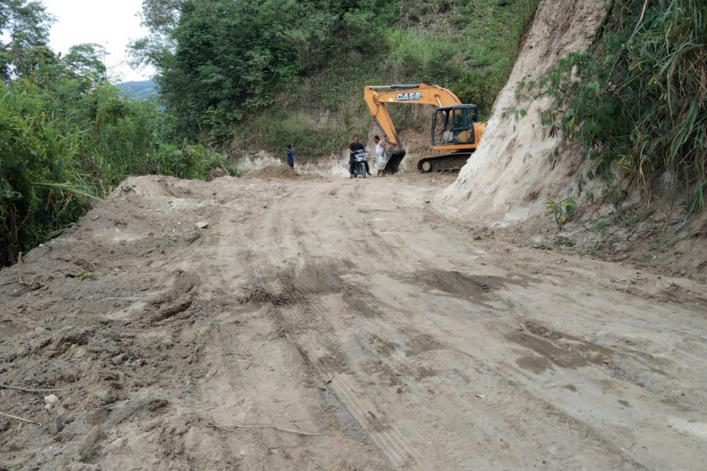 Sebagai tindak lanjut kunjungan kerja Bupati Dairi Eddy Berutu ke Desa Lau Njuhar, Liang Jerring dan Desa Alur Subur, Kabupaten Dairi, Sumatra Utara dari 10-11 Februari 2022 yang lalu, Pemerintah Kabupaten Dairi mulai memperbaiki sejumlah titik ruas jalan di Kecamatan Tanah Pinem sepanjang 44,5 kilometer.