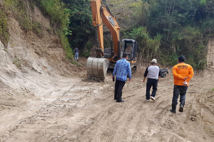 Dalam kunjungannya tersebut Eddy Berutu menyempatkan diri menginap di rumah warga di Desa Alur Subur untuk mendengar serta menyerap aspirasi warga. Harapan warga agar jalan-jalan rusak parah untuk segera diperbaiki.
