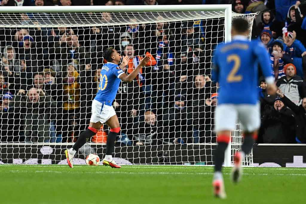 Tiga menit berselang tim tamu menggandakan keunggulan. Giliran Alfredo Morelos mencatatkan namanya di papan skor dengan menyelesaikan assist Joe Aribo. Skor 2-0 untuk Rangers bertahan hingga jeda.
