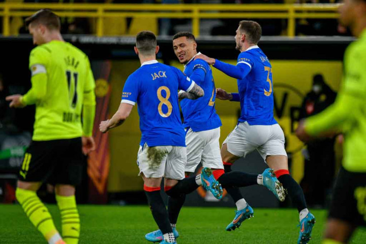 Tim tamu kembali merestorasi keunggulan tiga gol mereka pada menit ke-54 lewat gol bunuh diri Dan-Axel Zagadou. Dortmund tertinggal 1-4.