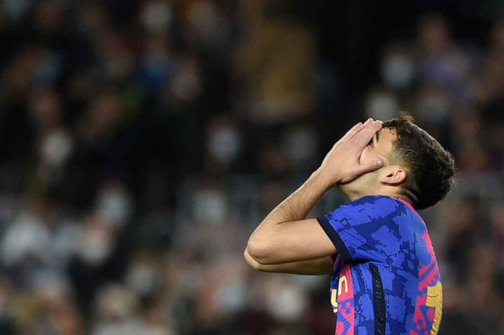 Barca menguasai jalannya pertandingan sejak awal laga. Blaugrana berpeluang menjebol gawang tim tamu pada menit ke-4. Aubameyang merebut bola sisi kiri pertahanan Partenopei dan mengoper bola ke Pedri. Sayang sepakan gelandang muda timnas Spanyol tersebut masih melambung.