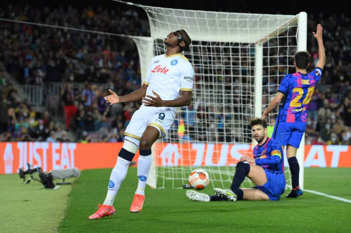 Giliran Napoli yang mendapatkan peluang emas pertama pada menit ke-21 lewat tendangan Victor Osimhen. Beruntung bola masih bisa diblok oleh Ter-Stegen dan berujung sepak pojok.