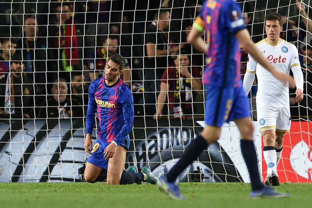 Pada masa injury time babak pertama, Barca punya peluang untuk menyamakan kedudukan. Sayang, sundulan Torres dari dalam kotak penalti belum bisa menjebol gawang tim tamu. Skor 1-0 untuk Napoli bertahan hingga jeda.