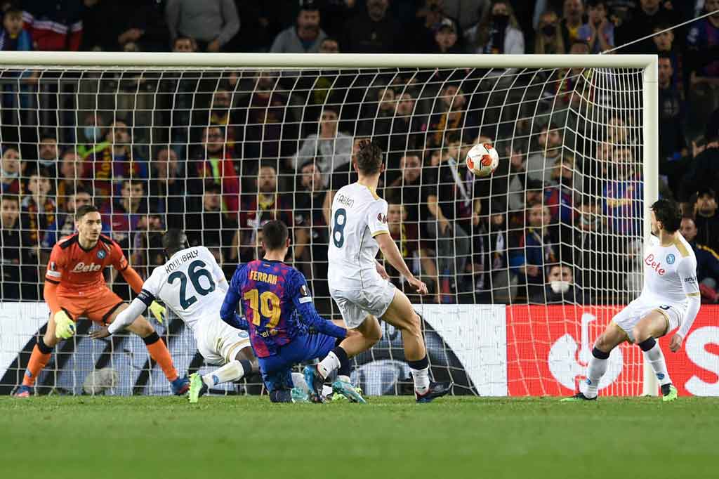 Napoli terus ditekan di 10 menit terakhir pertandingan. Namun, Barcelona masih belum bisa memanfaatkannya untuk mencetak gol penentu kemenangan. Pertandingan berakhir dengan skor imbang 1-1.