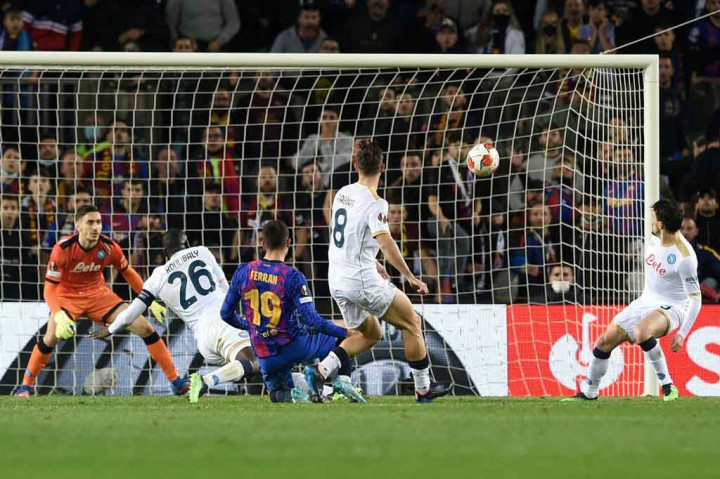 Napoli terus ditekan di 10 menit terakhir pertandingan. Namun, Barcelona masih belum bisa memanfaatkannya untuk mencetak gol penentu kemenangan. Pertandingan berakhir dengan skor imbang 1-1.