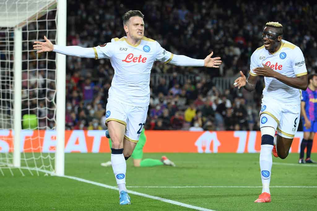 Dua menit berselang, Napoli justru lebih dahulu membuka skor. Mendapatkan umpan dari Elmas di kotak penalti, Piotr Zielinski melepaskan tendangan yang masih bisa ditepis Ter-Stegen, tetapi bola rebound kembali disambarnya untuk mengubah skor menjadi 1-0 untuk Napoli.
