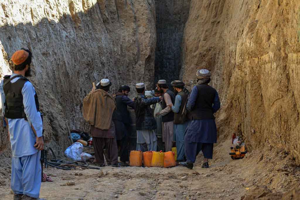 Tim penyelamat mencoba menjangkau dan menyelamatkan seorang anak laki-laki yang terperangkap selama dua hari di sebuah sumur di Desa Shokak, Provinsi Zabul, sekitar 120 Km dari Kandahar, Afghanistan pada Kamis, 17 Februari 2022 waktu setempat.