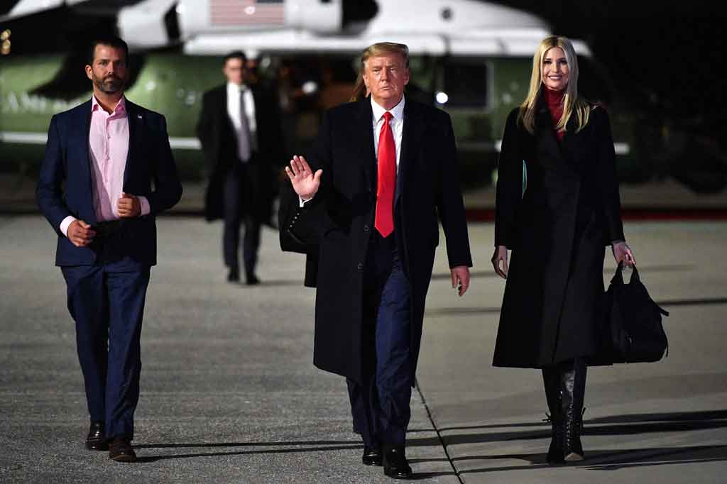 Mantan Presiden Amerika Serikat Donald Trump, putranya Donald Trump Jr, dan putrinya Ivanka Trump diperiksa sebagai saksi oleh pengadilan Negara Bagian New York di Manhattan. Pemeriksaan tersebut terkait penyelidikan terhadap perusahaan keluarga mereka.