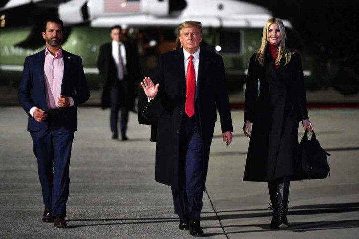 Mantan Presiden Amerika Serikat Donald Trump, putranya Donald Trump Jr, dan putrinya Ivanka Trump diperiksa sebagai saksi oleh pengadilan Negara Bagian New York di Manhattan. Pemeriksaan tersebut terkait penyelidikan terhadap perusahaan keluarga mereka.