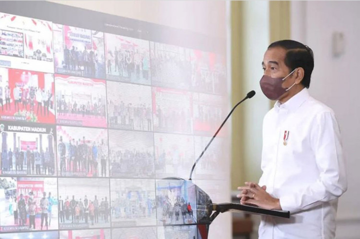“Saya hanya ingin mendorong agar seluruh kabupaten/kota dan provinsi ini konsentrasi di suntikan yang kedua dan juga suntikan yang ketiga atau booster,” ujar Presiden Jokowi.
