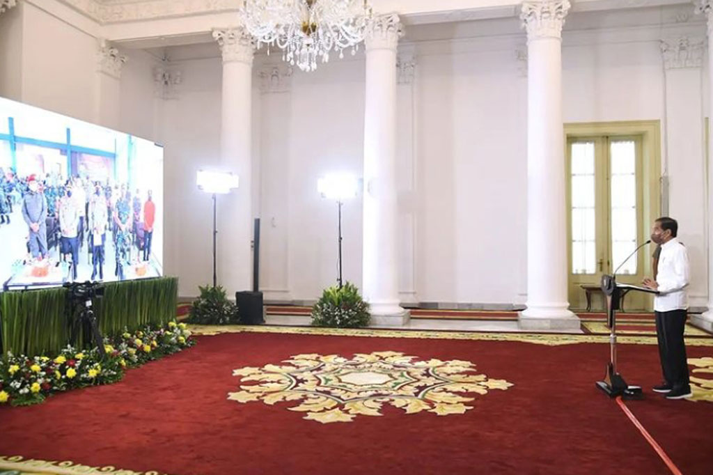 Presiden Joko Widodo kembali memantau pelaksanaan vaksinasi di 17 provinsi di Tanah Air, melalui konferensi video, dari Istana Kepresidenan Bogor, Jawa Barat, Jumat, 18 Februari 2022.