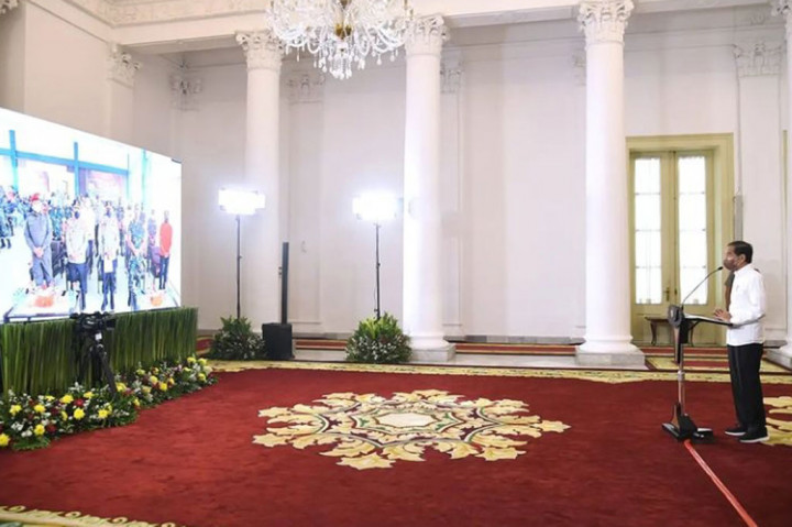 Presiden Joko Widodo kembali memantau pelaksanaan vaksinasi di 17 provinsi di Tanah Air, melalui konferensi video, dari Istana Kepresidenan Bogor, Jawa Barat, Jumat, 18 Februari 2022.